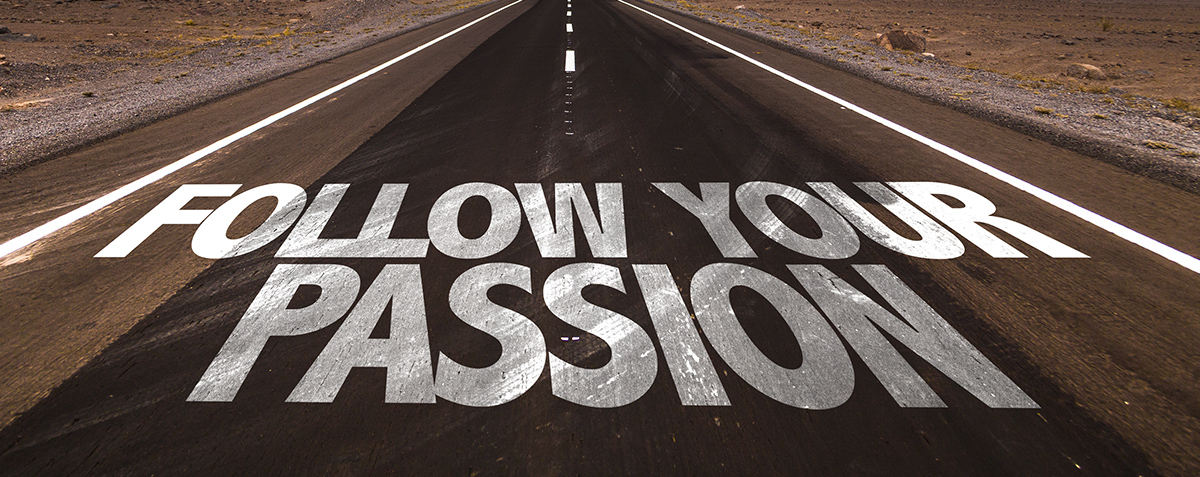 アスファルトの道路に書かれた「FOLLOW YOUR PASSION（情熱を追い求めよ）」という文字